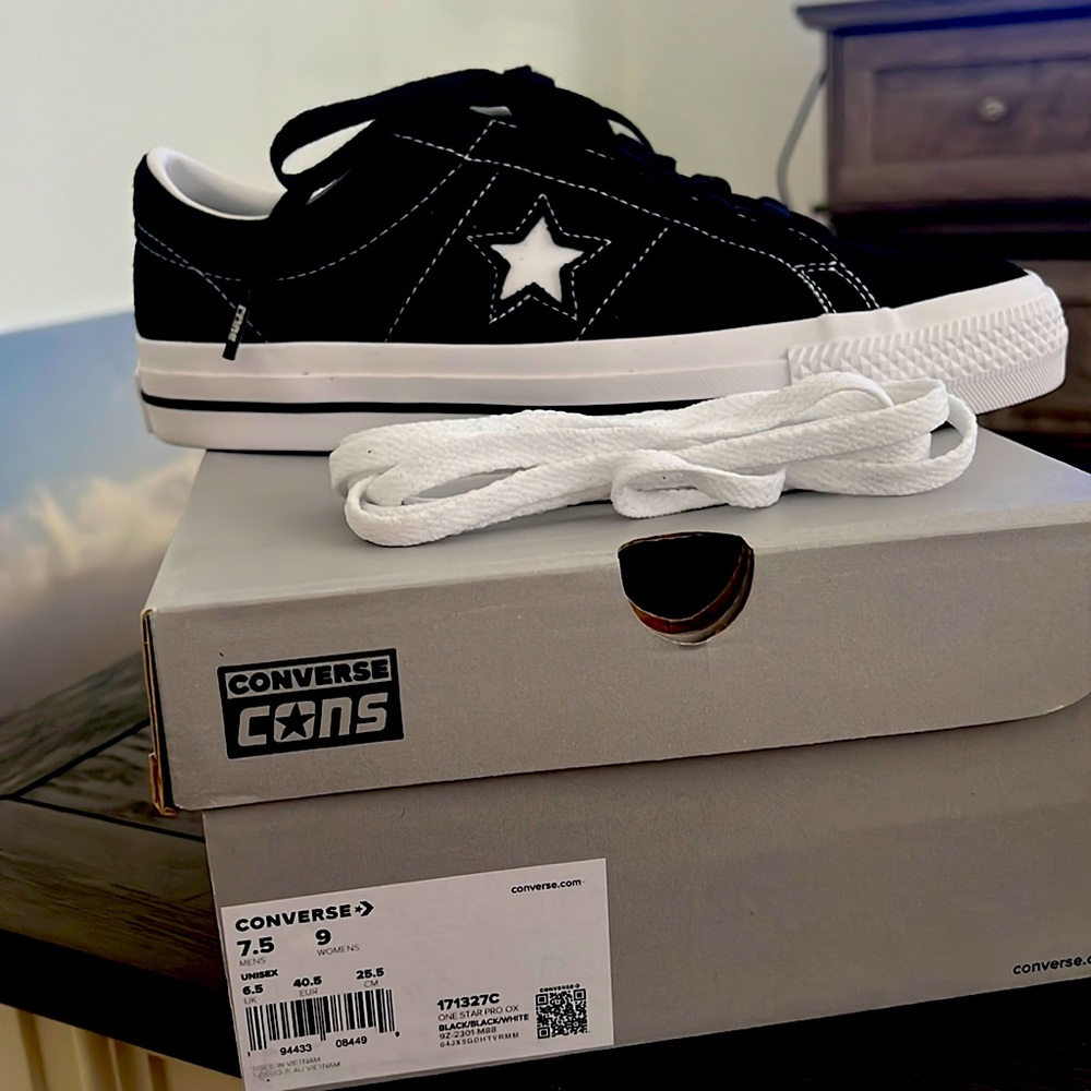BRAND NEW CONVERSE GIFTED !